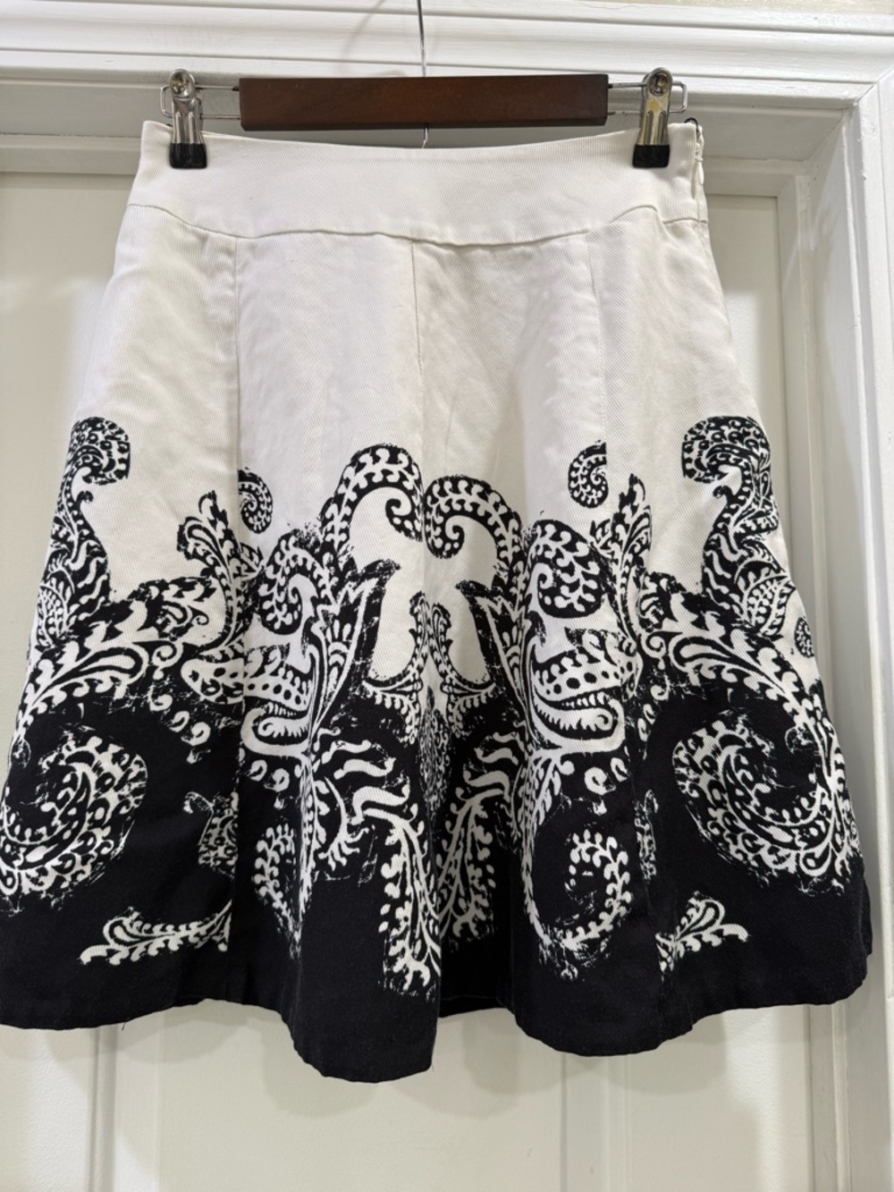 WHITE HOUSE BLACK MARKET Paisley Skirt Size 6